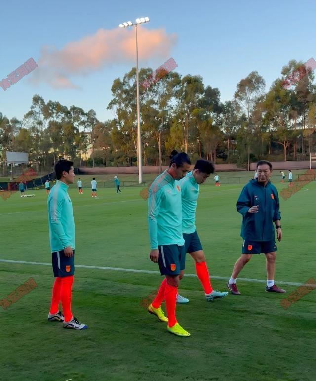中国男足国家队抵达悉尼展开首训 补召李扬徐彬