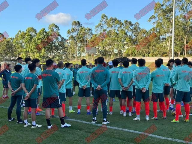 中国男足国家队抵达悉尼展开首训 补召李扬徐彬
