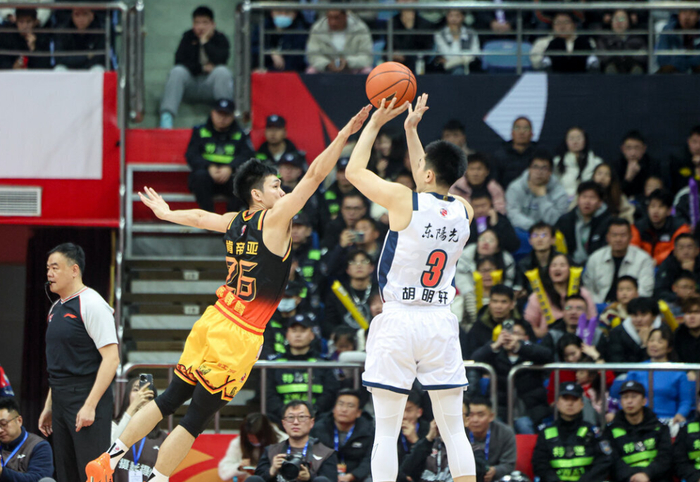 广东男篮爆冷负江苏，浙江广厦三连胜重返榜首
