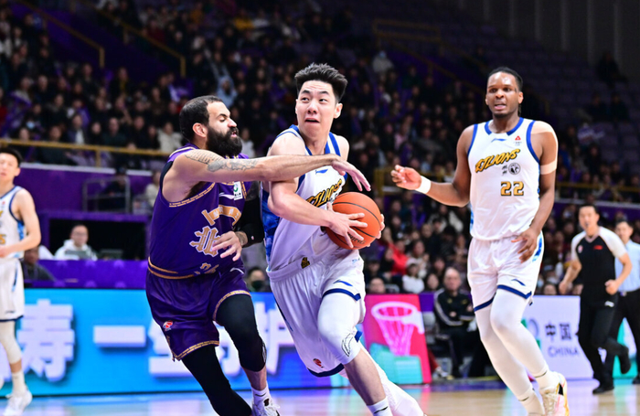 广东男篮爆冷负江苏，浙江广厦三连胜重返榜首