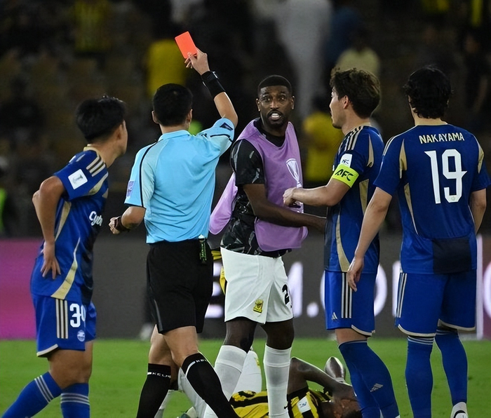 沙特国脚冲撞裁判遭重罚 吉达联合爆冷出局亚冠