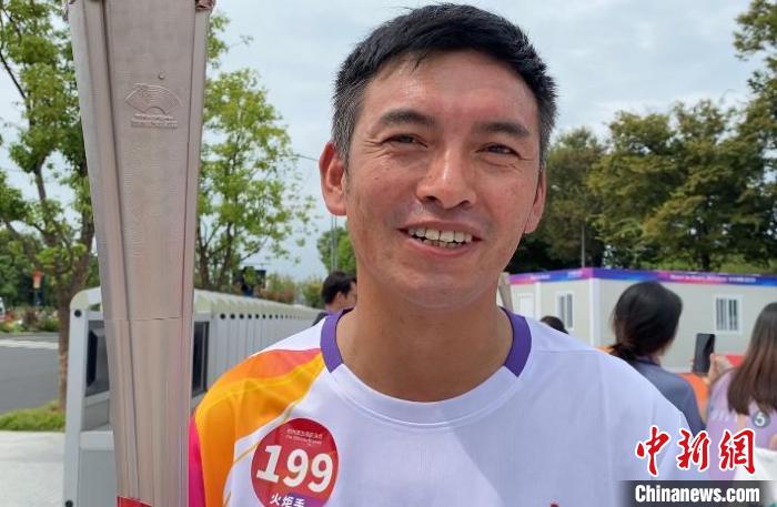 高原邮递员哈弄夺机参与杭州亚运会火炬传递