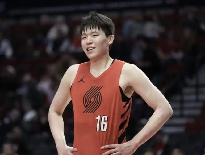 杨瀚森NBA首季落幕季后赛首秀成中国球员里程碑