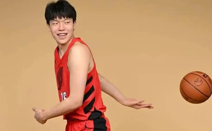 杨瀚森NBA首季落幕季后赛首秀成中国球员里程碑